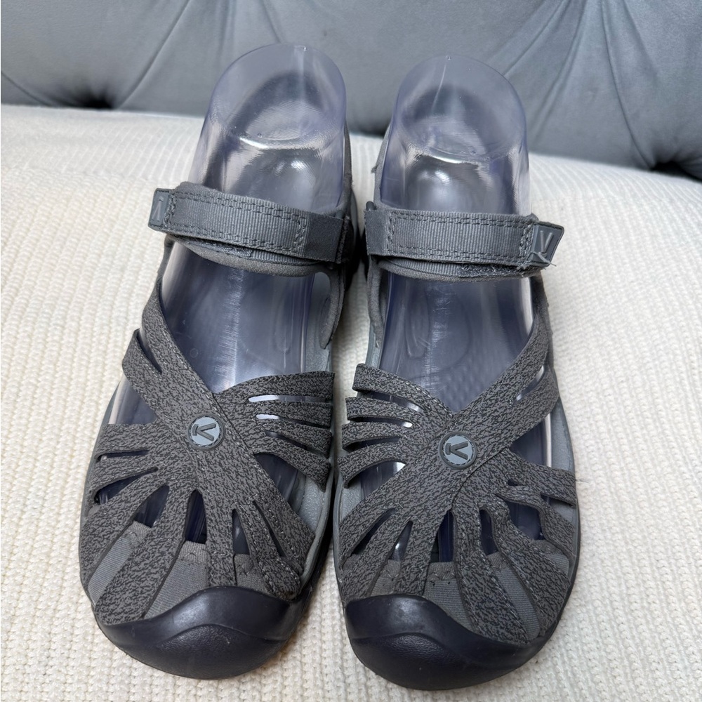 KEEN Women's Rose‎ Casual Closed Toe Sandals, Gray/Neutral